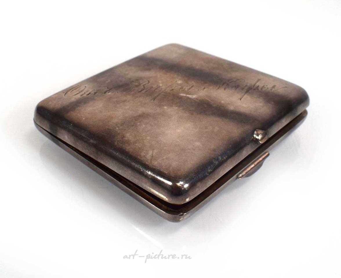 Русское серебро , Серебряный и гравированный сигаретный футляр прямоугольной формы...