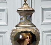 Фарфоровая урна Вены XIX века с портретом юной красоты и золотым украшением