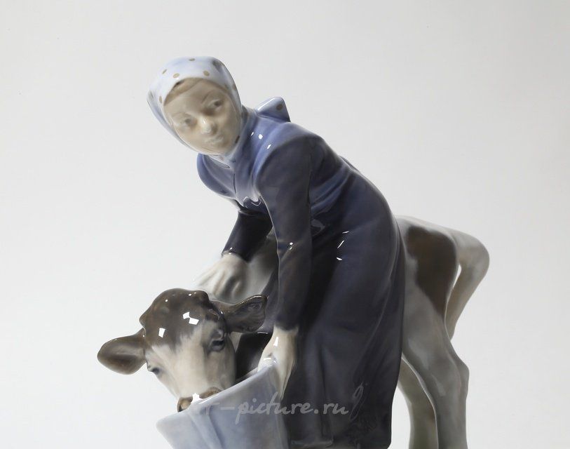 Девушка и мальчик с теленком. Дания, г. Копенгаген, Royal Copenhagen