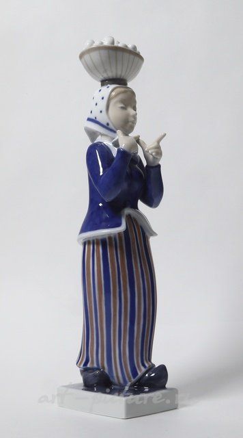 Женщина с корзиной яиц на голове. Дания, г. Копенгаген, Royal Copenhagen