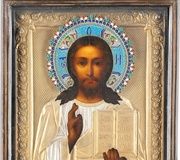 Икона Христа Пантократора с серебряно-золотым и тканевым оформлением
