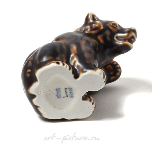 Медвежонок с поднятой лапой. Дания, г. Копенгаген, Royal Copenhagen