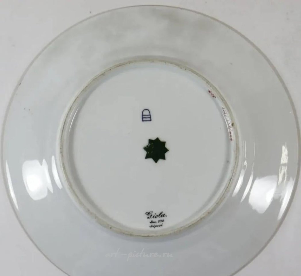 维也纳皇家瓷器 , 皇家维也纳画像盘，瓷盘上有瓦格纳的签名。