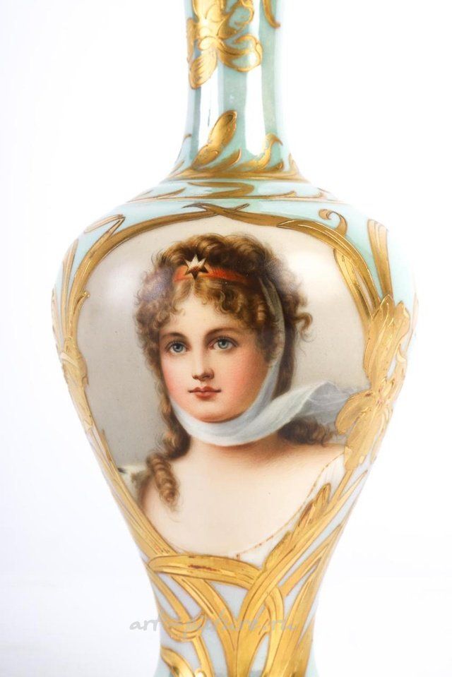 Royal Vienna , Фарфоровая ваза с ручной росписью и портретом королевы Луизы.