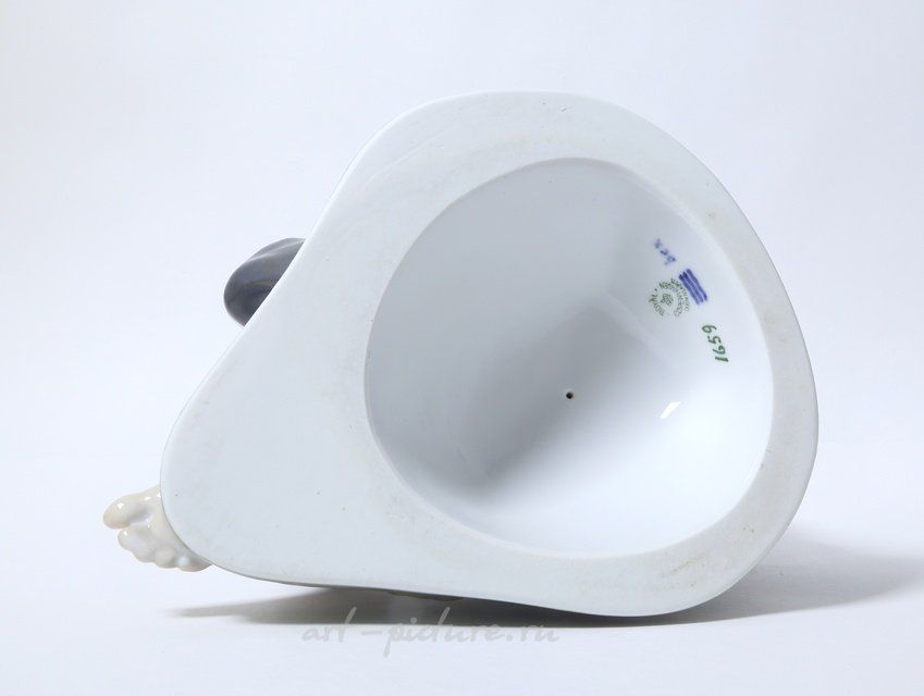 Паренек на камне. Дания, г. Копенгаген, Royal Copenhagen