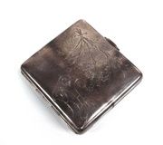 Серебряный и гравированный сигаретный футляр прямоугольной формы...