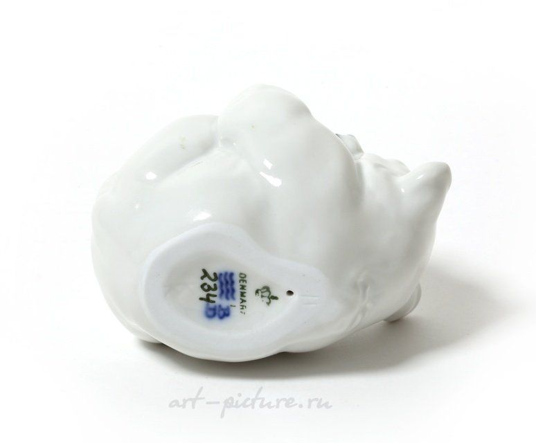 Белый полярный медвежонок. Дания, г. Копенгаген, Royal Copenhagen