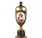 Фарфоровая чаша Royal Vienna с женским бюстом на изумрудно-синем фоне