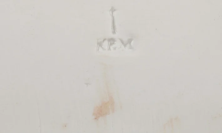 Отпечаток КПМ на старинной фарфоровой табличке