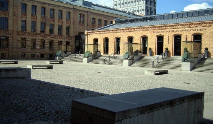 Современная фабрика и музей КПМ недалеко от Тиргартена, Берлин